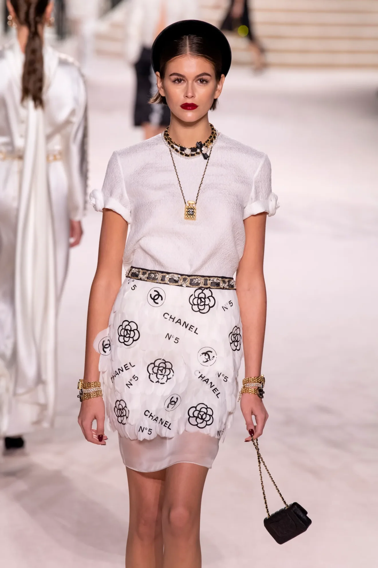 Kaia Jordan Gerber wears THE CHANEL FEATHERED SKIRT: What is Chanel Metiers d art show?The Métiers d'Art initiative, inaugurated in 2002, aims to showcase the intricate, specific techniques of the specialist ateliers and brands which Chanel first began buying up in the 1980s in a bid to preserve its manufacturing know-how.
